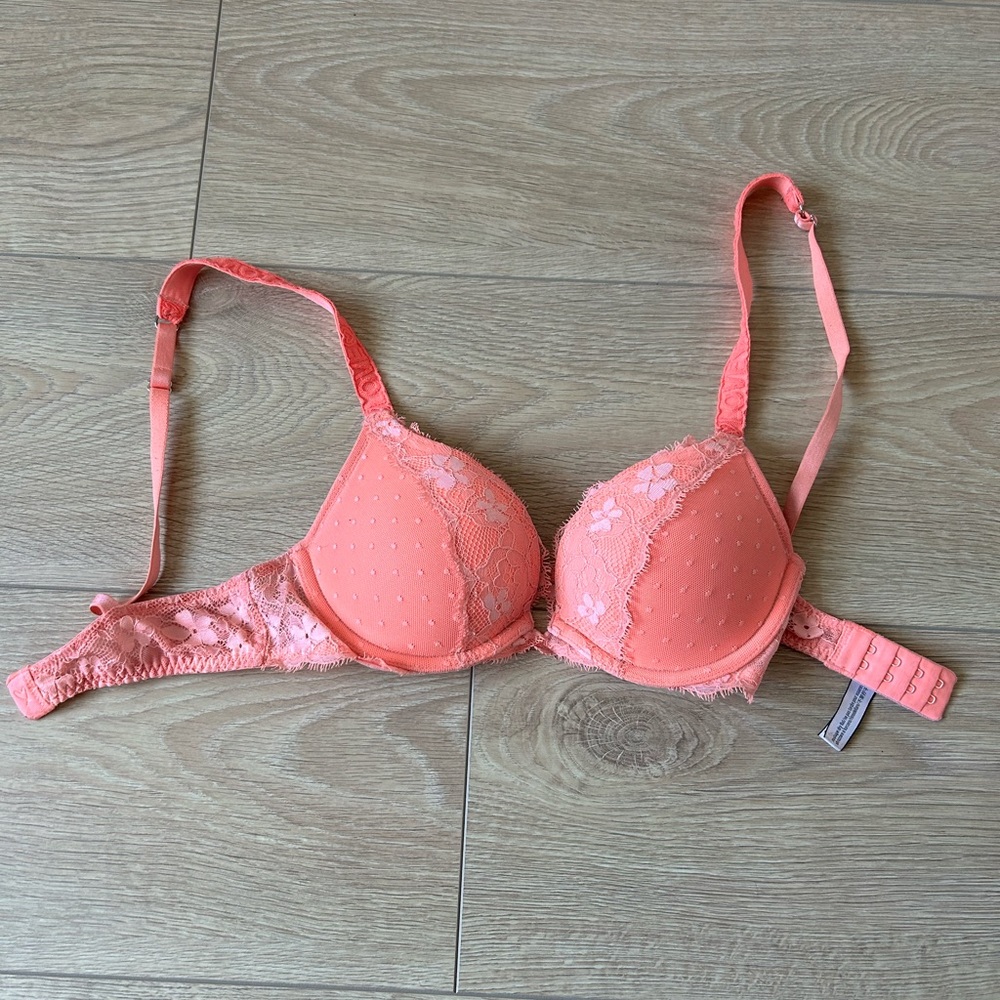 Hot pink Victoria’s Secret push-up bra